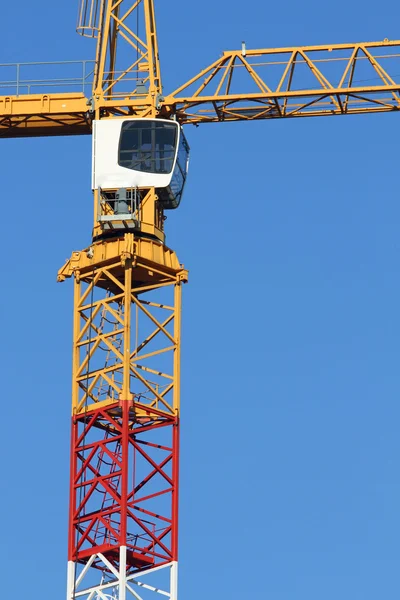 Grúas con la cabina con el fondo de un resplandor cielo azul —  Fotos de Stock