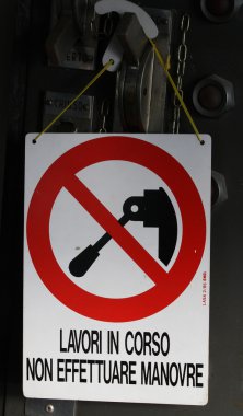 dikkat adam iş işareti elektrik operatio yapmayın