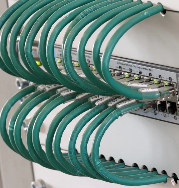 Detail des Anschlusses der grünen Netzwerkkabel in einer Firewall a — Stockfoto