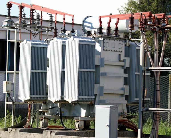 Transformador de corriente de una generación de energía hidroeléctrica —  Fotos de Stock