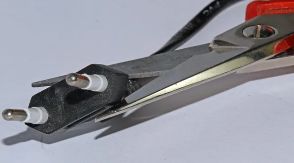Nożyczki, który tnie gniazdka elektrycznego sabotowanie wybranych — Zdjęcie stockowe