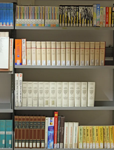 Books on loan in a big Italian municipal library 2 — Stockfoto