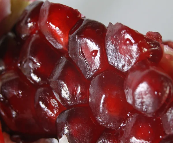 Macro d'une grenade mûre rouge avec des graines juteuses vu — Photo