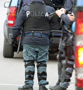 bir gösteri sırasında İtalyan polis