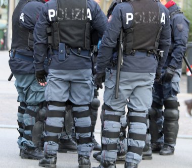 Polisler kurşun geçirmez ceket ve baton