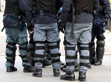 polislerle blackjack ve blackjack ile bölünür ayaklanması sırasında
