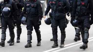 Polis ve uygulayanlar kurşun geçirmez giysi ile