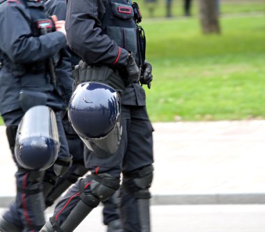 asi sırasında polis memurları için güçlendirilmiş koruyucu kask