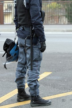 Polis isyan dişli kask ve truncheons ile