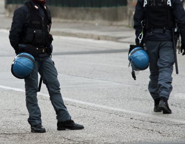 polis devriye yolda araba engellemek için