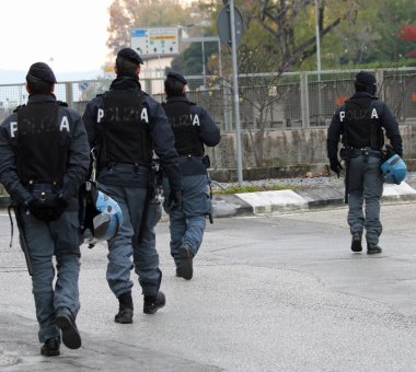 devriye polisi şehrin sokaklarında devriye sırasında