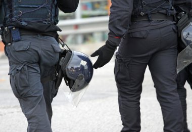 kask, üniforma, kurşun geçirmez ceket, isyan dişli polis