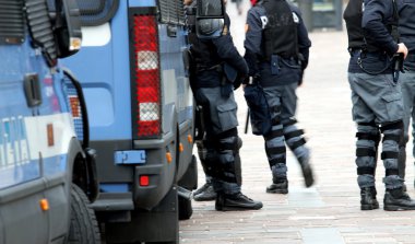 Polis minibüsleri ve polisi kontrol noktaları