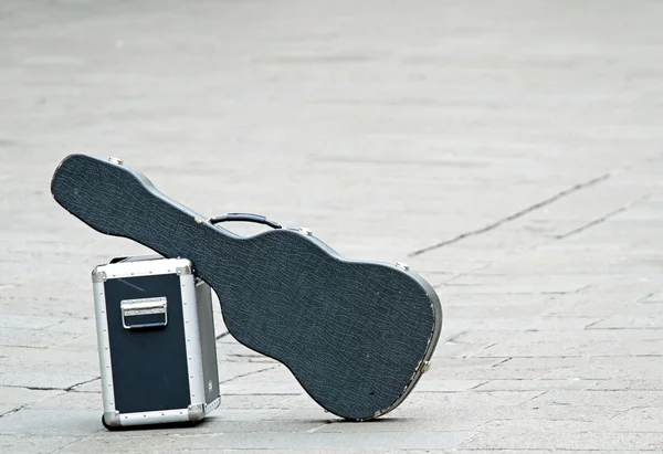 Zwarte gitaar met versterker geïsoleerd verlaten — Stockfoto