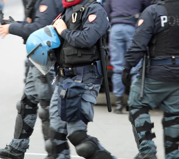 Polizei bei der Niederschlagung des Aufstands von Demonstranten in der Krawallstadt — Stockfoto