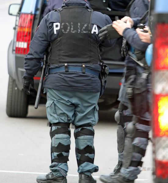 Bir gösteri sırasında İtalyan polis — Stok fotoğraf