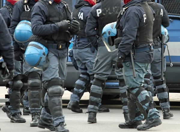 Muitos policiais em planejamento de guerra durante um controle de apoiantes — Fotografia de Stock