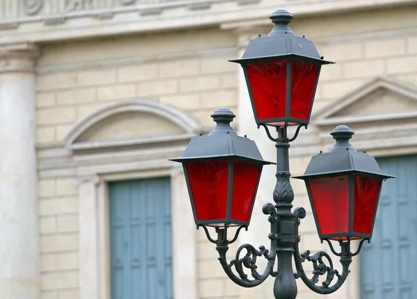 Lanterna storica con vetro rosso natalizio per arredo urbano — Foto Stock