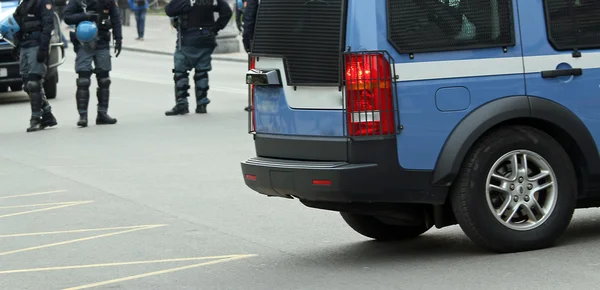 Дорожный блок с полицейским джипом и полицейскими в середине R — стоковое фото