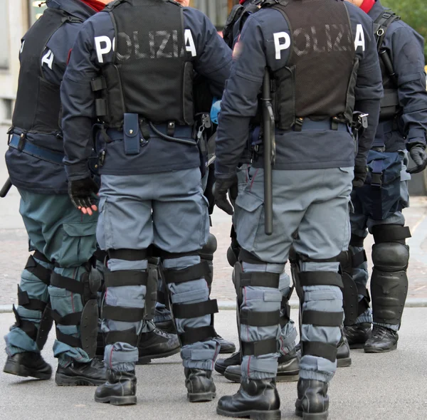 Policiais com jaqueta à prova de bala e o bastão durante o revo — Fotografia de Stock