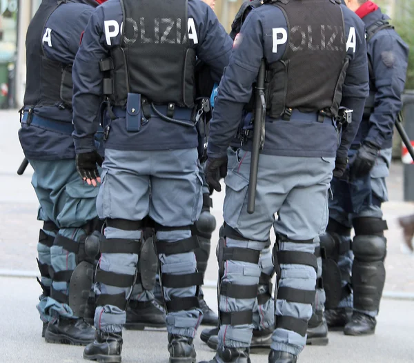 Policiais com jaqueta à prova de bala e o bastão — Fotografia de Stock