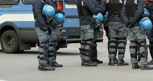 Poliziotti con giacca antiproiettile e casco blu durante il re — Foto Stock