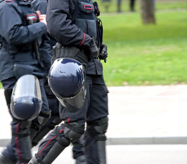 Zesílená ochranná helma pro policisty během rebel — Stock fotografie