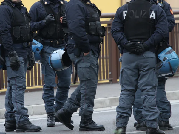 Straßensperre mit Polizisten bei Razzia gegen Drogenschmuggel — Stockfoto