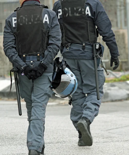 Politieagent tijdens patrouilles van de straten van de stad voordat — Stockfoto