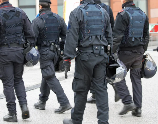 Policemen during the sporting event awaiting the arrival of the — Stock Photo, Image