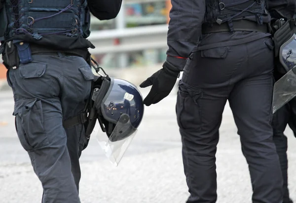 Casque, uniforme, veste pare-balles, flics en tenue anti-émeute — Photo