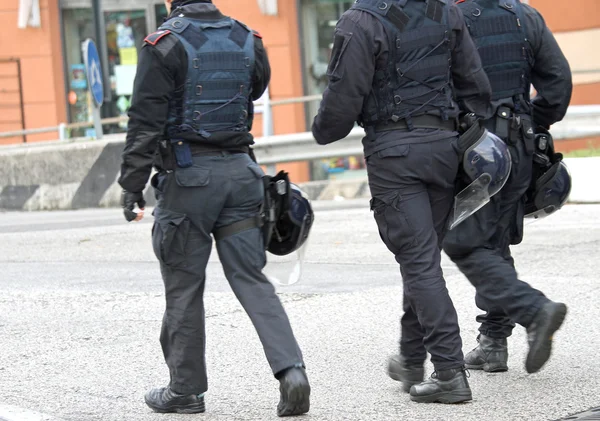 Helm, uniforme, kogelvrij vest, politie in reltoestel — Stockfoto