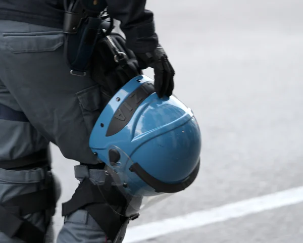 Полицейский шлем висит на поясе полицейского — стоковое фото