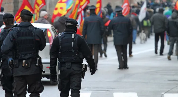 Ένοπλες αστυνομίας και ταραχών εργαλείων συνοδεία η πομπή των διαδηλωτών — Φωτογραφία Αρχείου