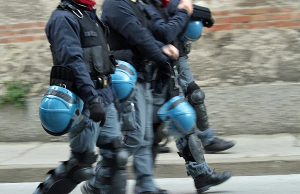 Policiers avec casque bleu courir — Photo