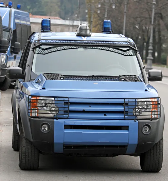 Az út során egy útlezárás közepén nagy rendőrség terepjárók — Stock Fotó