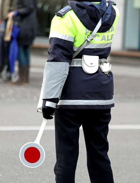 Polizist mit dem Paddel bei der Verkehrslenkung — Stockfoto