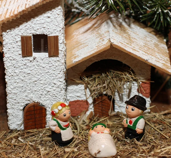 Natividad en estilo tirolés con la típica Casa —  Fotos de Stock