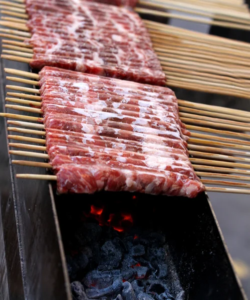 Kebabs de carne de vaca em carvão quente — Fotografia de Stock