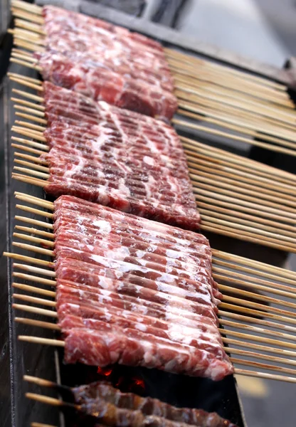 Cow meat skewers roasted on glowing coals for sale — Stock Photo, Image