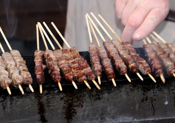 Spiedini di carne di mucca arrosto su carboni ardenti — Foto Stock