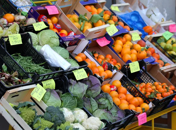 Counter of the grocery store with the sliced fruit for sale on t — Stock Photo, Image