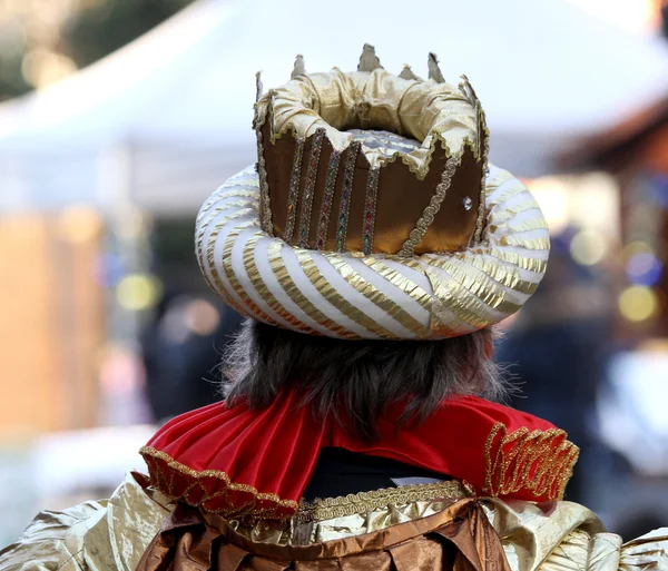 Keizer kroon met een middeleeuwse jurk van de tijd — Stockfoto