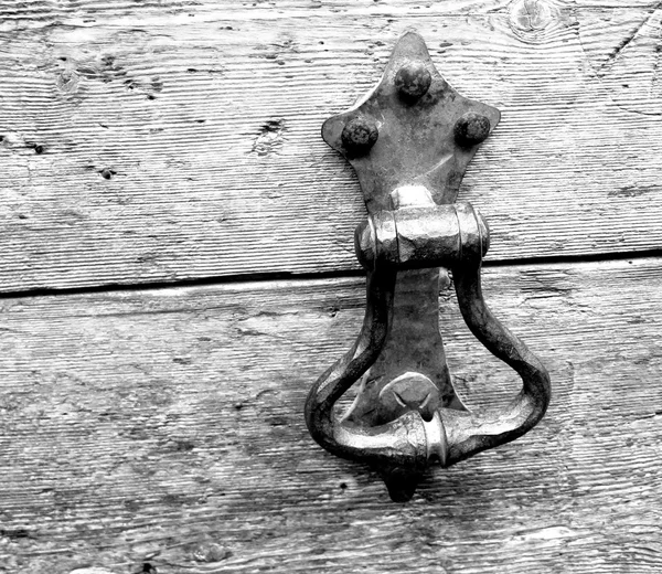 Batedores de porta de bronze na histórica porta de madeira está fechada — Fotografia de Stock