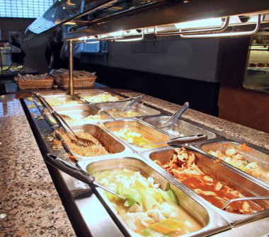 seçmek için sıcak ve soğuk yiyecekler ile restoran bar