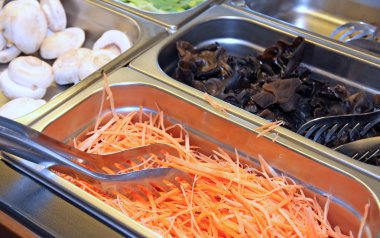 морква і гриби для продажу на Азіатський ресторан самообслуговування