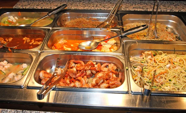 Bandeja llena de comida dentro del restaurante chino de autoservicio — Foto de Stock