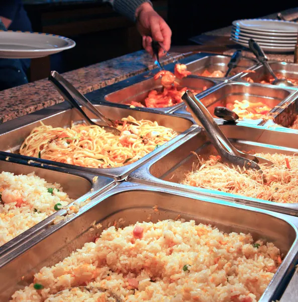 pilav ile doldurulmuş bir tepsi