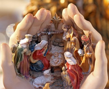 el beşik nativity heykelcikler ile tutarak