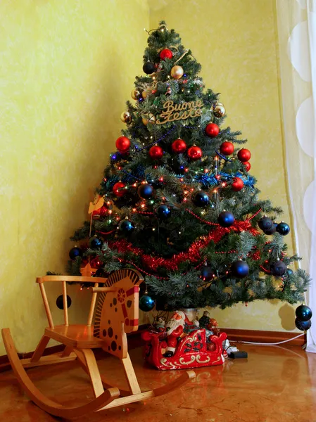 Vánoční stromeček zdobené do devítky s houpací kůň — Stock fotografie